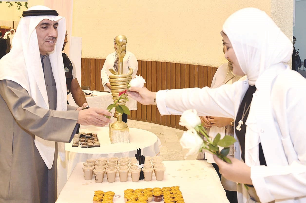 توزيع الورود احتفالا بالمناسبة