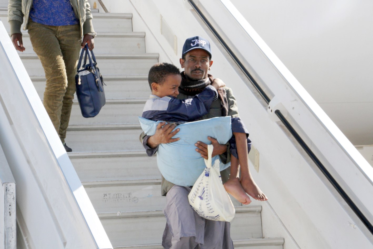 u064au0645u0646u064a u064au062du0645u0644 u0646u062cu0644u0647 u0639u0644u0649 u0633u0644u0645 u0627u0644u0637u0627u0626u0631u0629 u0641u064a u0645u0637u0627u0631 u0639u062fu0646 u0627u062bu0631 u0639u0648u062fu062au0647u0645u0627 u0645u0646 u0631u062du0644u0629 u0639u0644u0627u062c u0641u064a u0627u0644u0633u0648u062fu0627u0646 u062du064au062b u062au0644u0642u0649 u0627u0644u0641u062au0649 u0631u0639u0627u064au0629 u0637u0628u064au0629 u0627u062bu0631 u0625u0635u0627u0628u062au0647 u0641u064a u0645u0648u0627u062cu0647u0627u062a u0645u0623u0631u0628 (u0627 u0641 u0628)