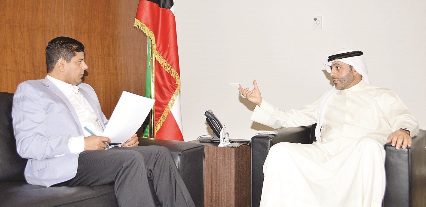 العصيمي متحدثاً للزميل رضا السناري (تصوير بسام زيدان)