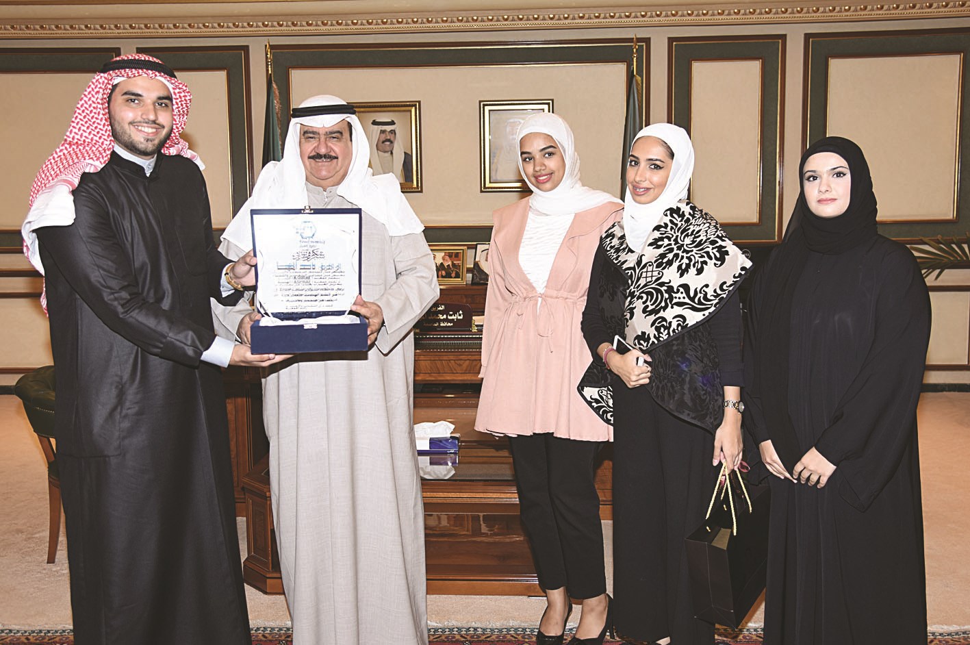 ... ويتلقى درعا تكريمية