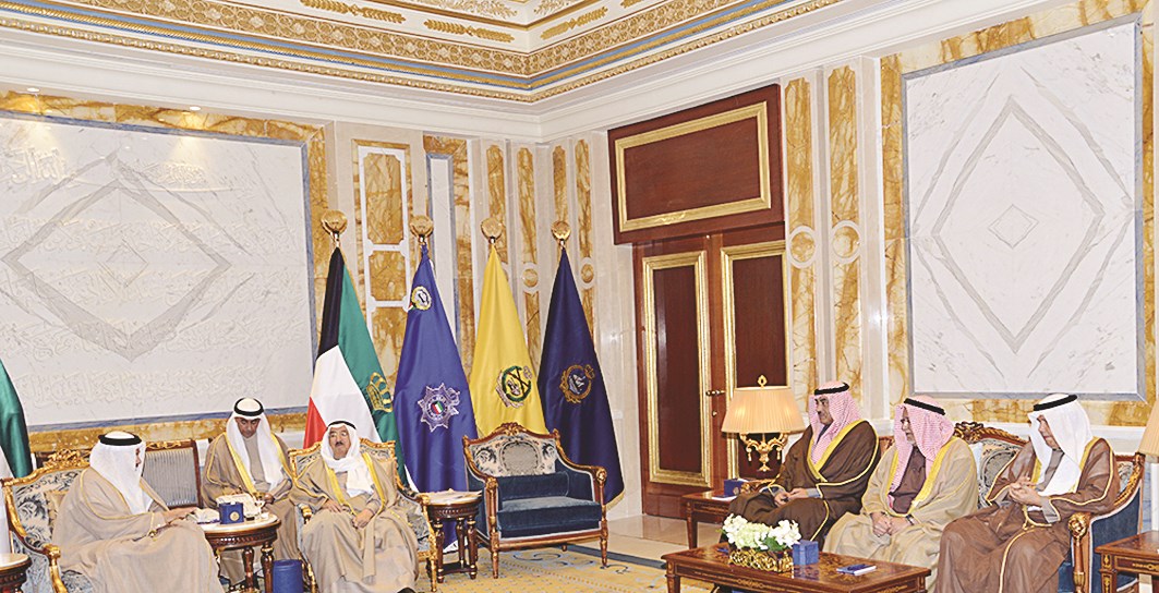 سموه مستقبلاً الزياني بحضور صباح الخالد والجراح