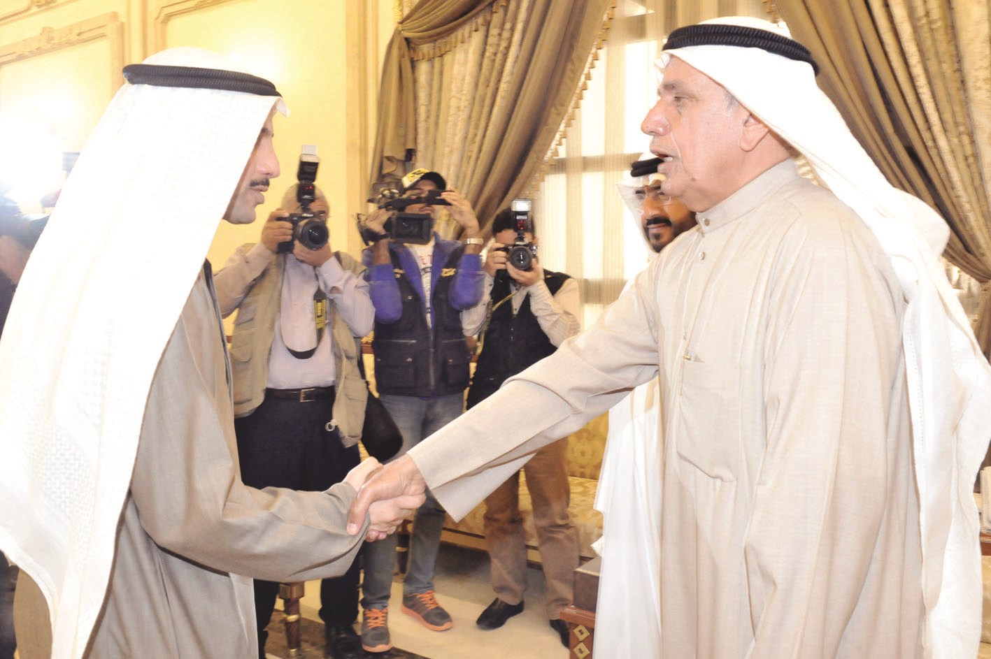 مصافحة بين عبدالله الرومي ومرزوق الغانم