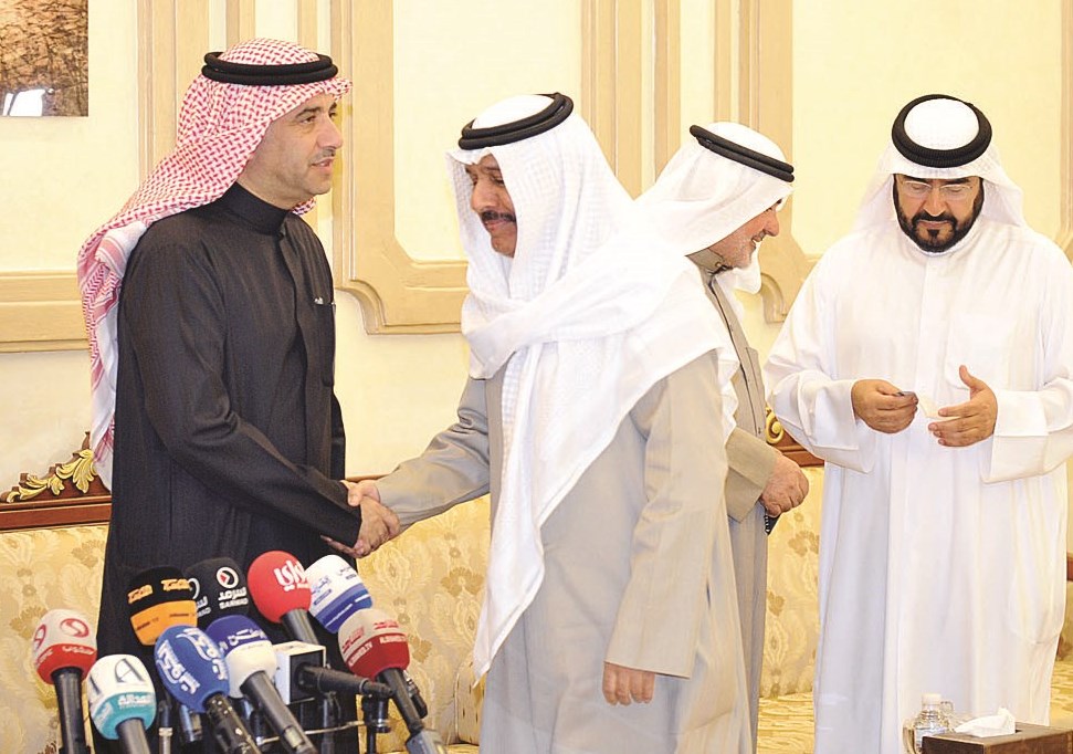 الهرشاني يصافح الرويعي وحديث جانبي بين حماد وعاشور