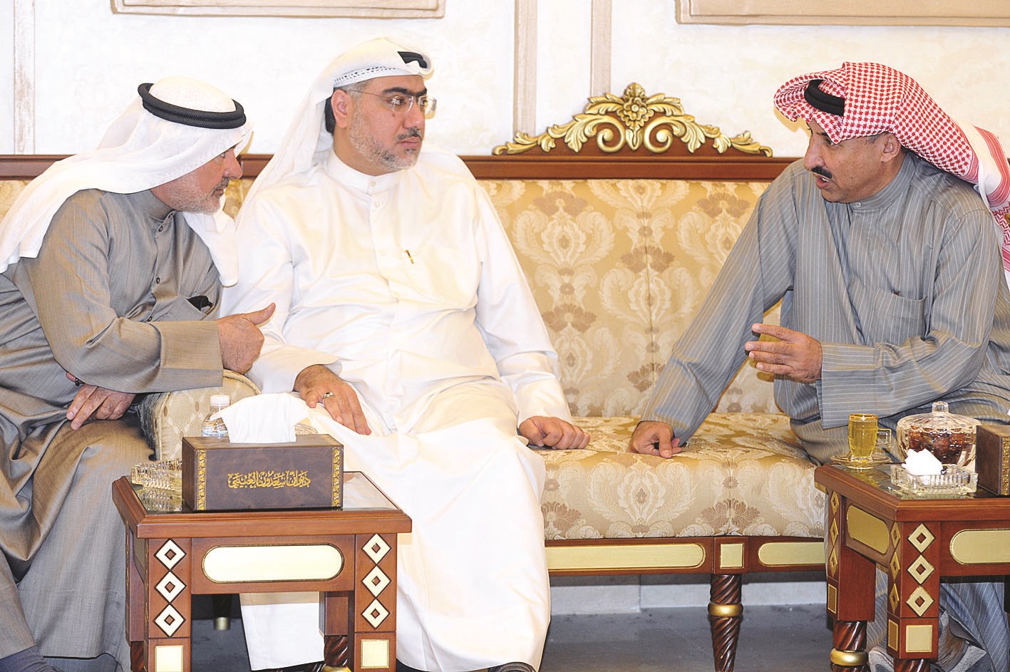 حديث بين الخنفور وعاشور وبينهما خالد الشطي