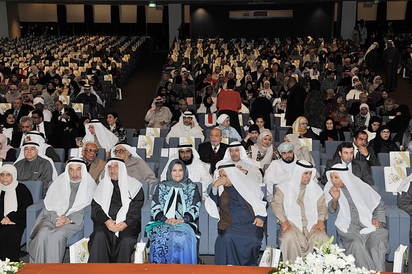 قيادات الجامعة الحاليون والسابقون في احتفالية كلية العلوم