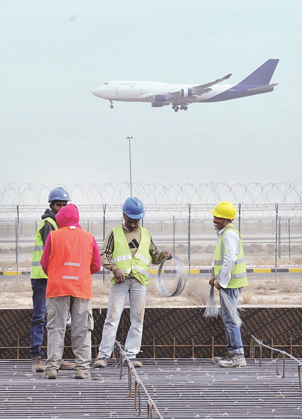 عمال يقومون بدورهم على أرض المشروع (تصوير زكريا عطية)