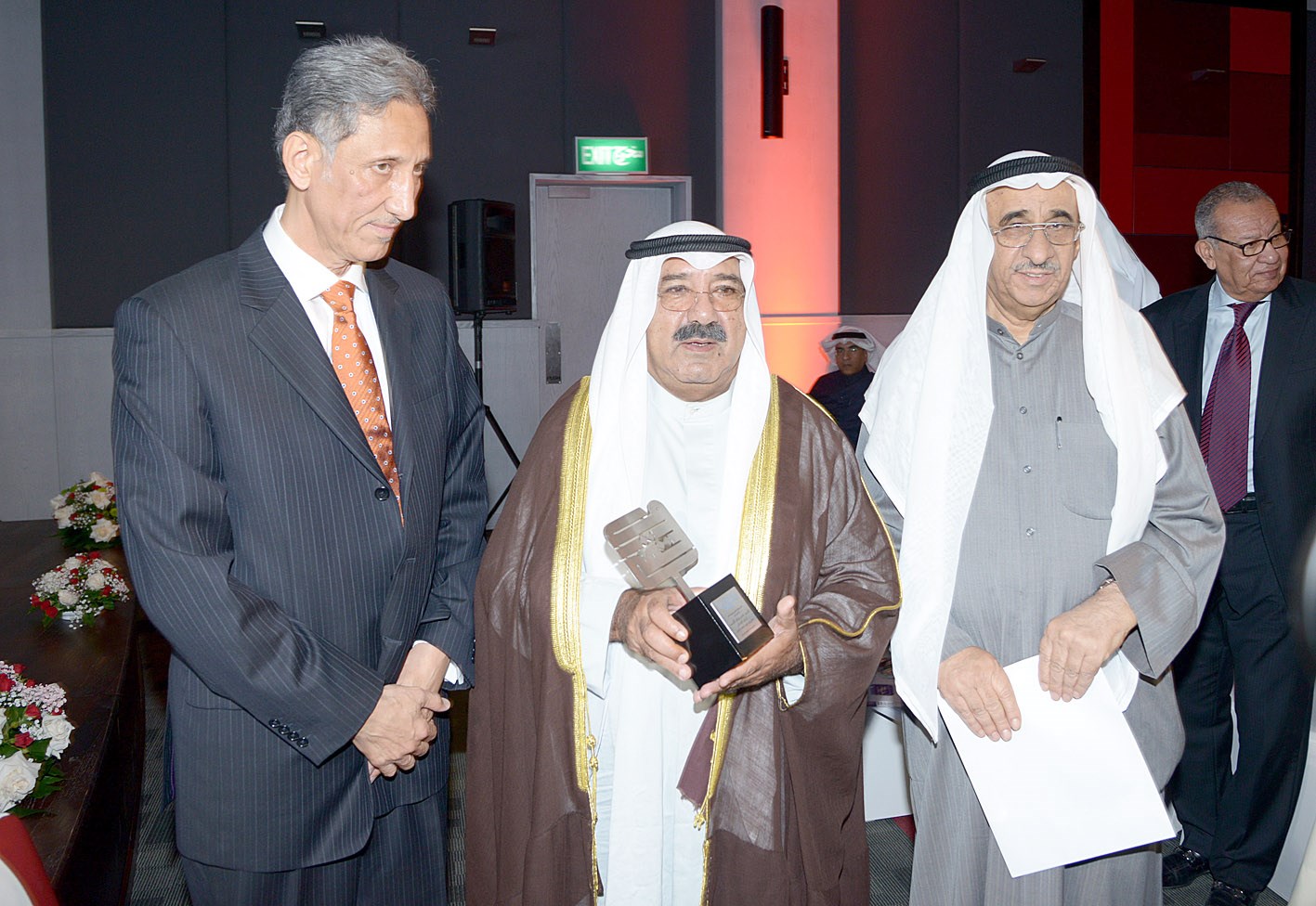 ناصر صباح الأحمد مكرماً من طالب الرفاعي وسليمان الشطي