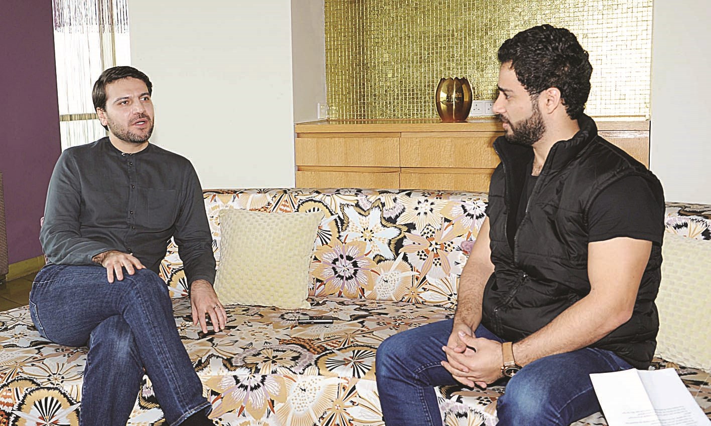 يوسف متحدثاً إلى الزميل علاء محمود  (تصوير طارق عزالدين)