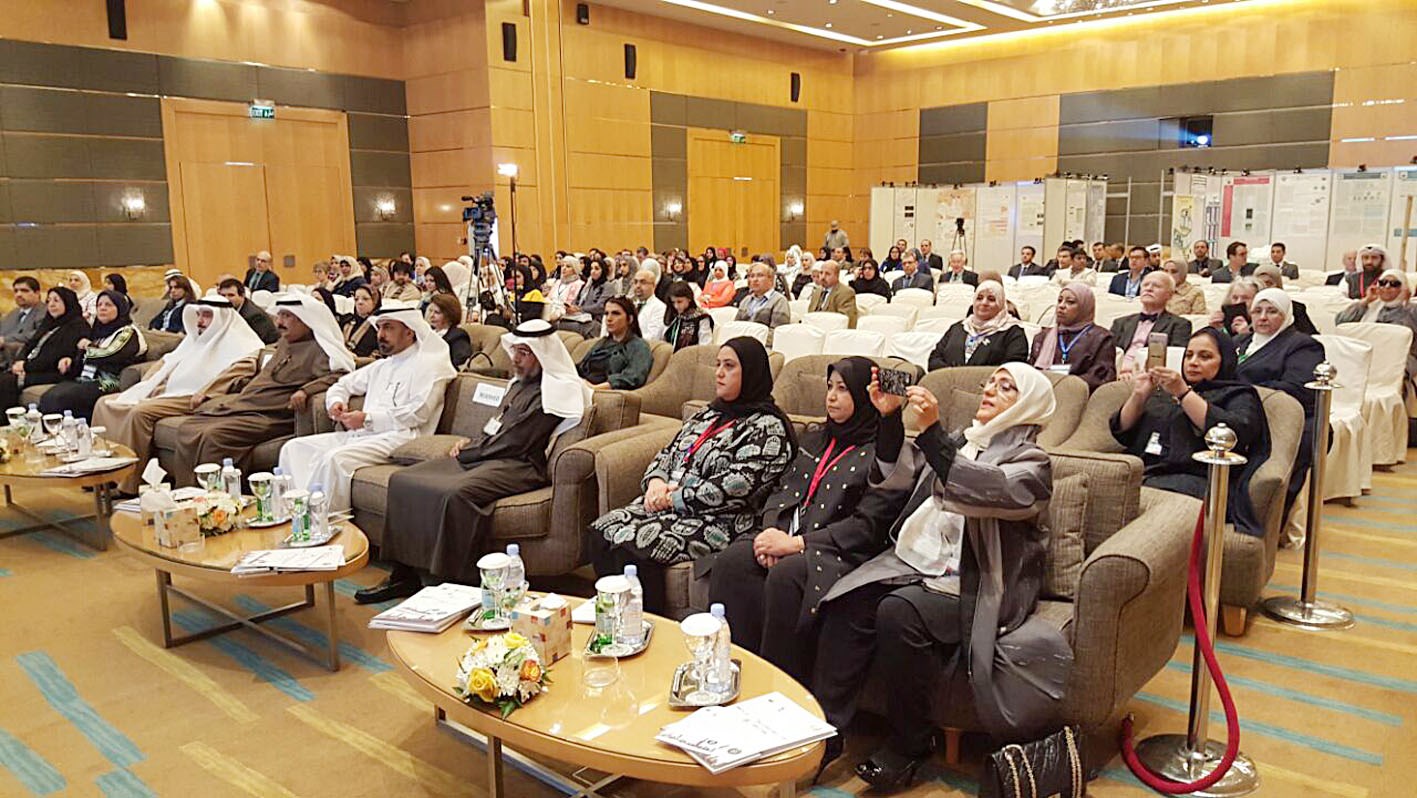 العبد الهادي في مقدم الحضور