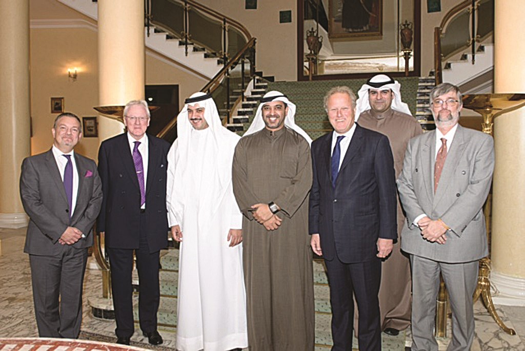 محمد العبدالله ومبارك العبدالله مع الوفد الزائر