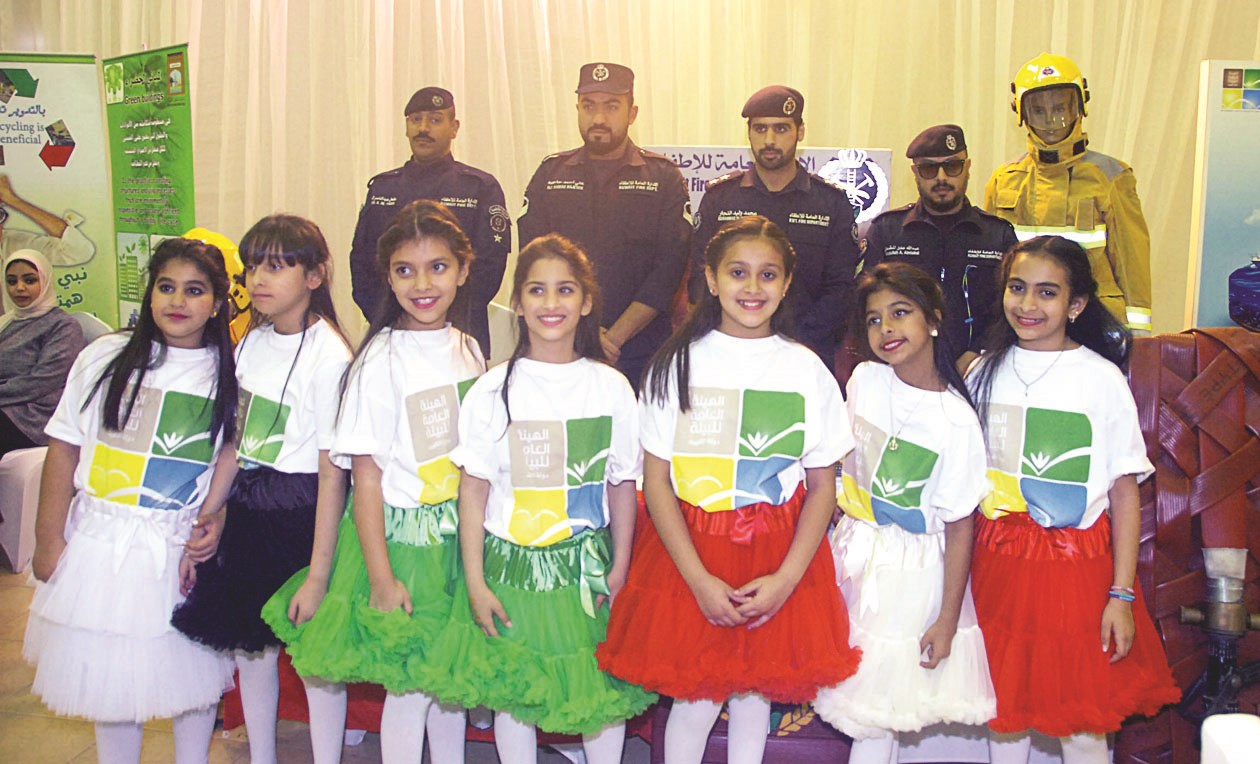 إطفائيون وعدد من طالبات المدرسة