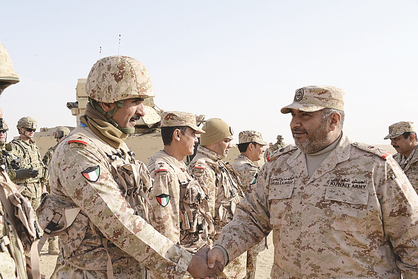 الصالح مصافحا المشاركين في التمرين