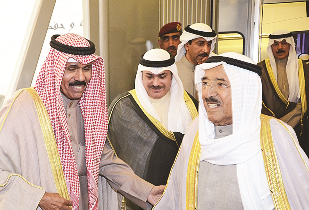 سموه لدى وصوله البلاد وفي استقباله ولي العهد