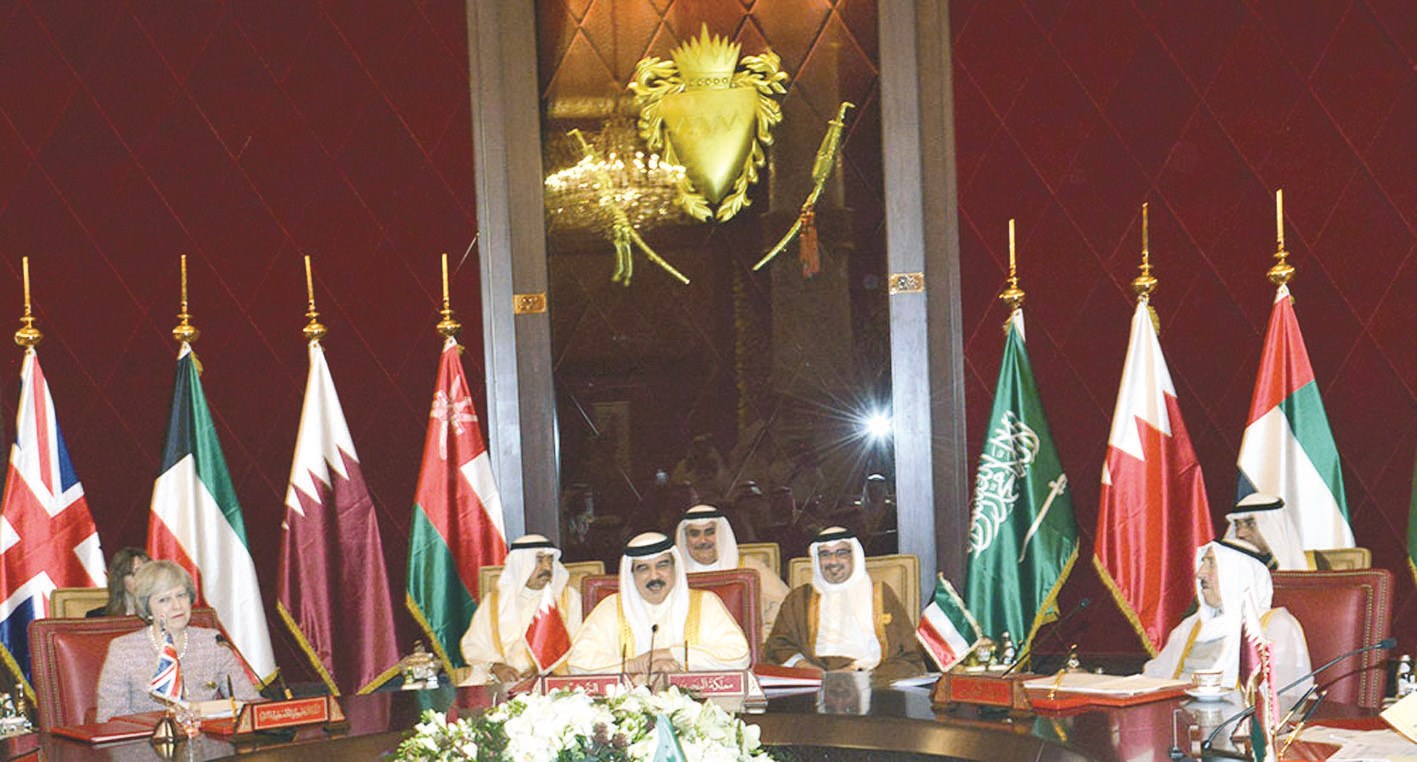 سمو الأمير وملك البحرين ورئيسة الوزراء البريطانية في الجلسة المغلقة