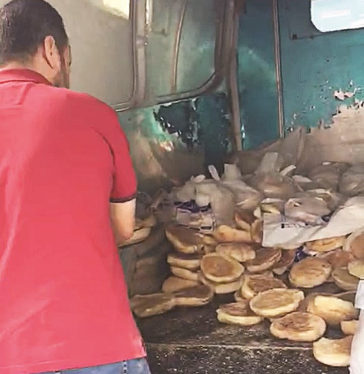 u0627u0644u0639u0627u0645u0644 u064au0639u0628u0626 u0627u0644u062eu0628u0632 u0639u0644u0649 u0637u0631u064au0642u062au0647