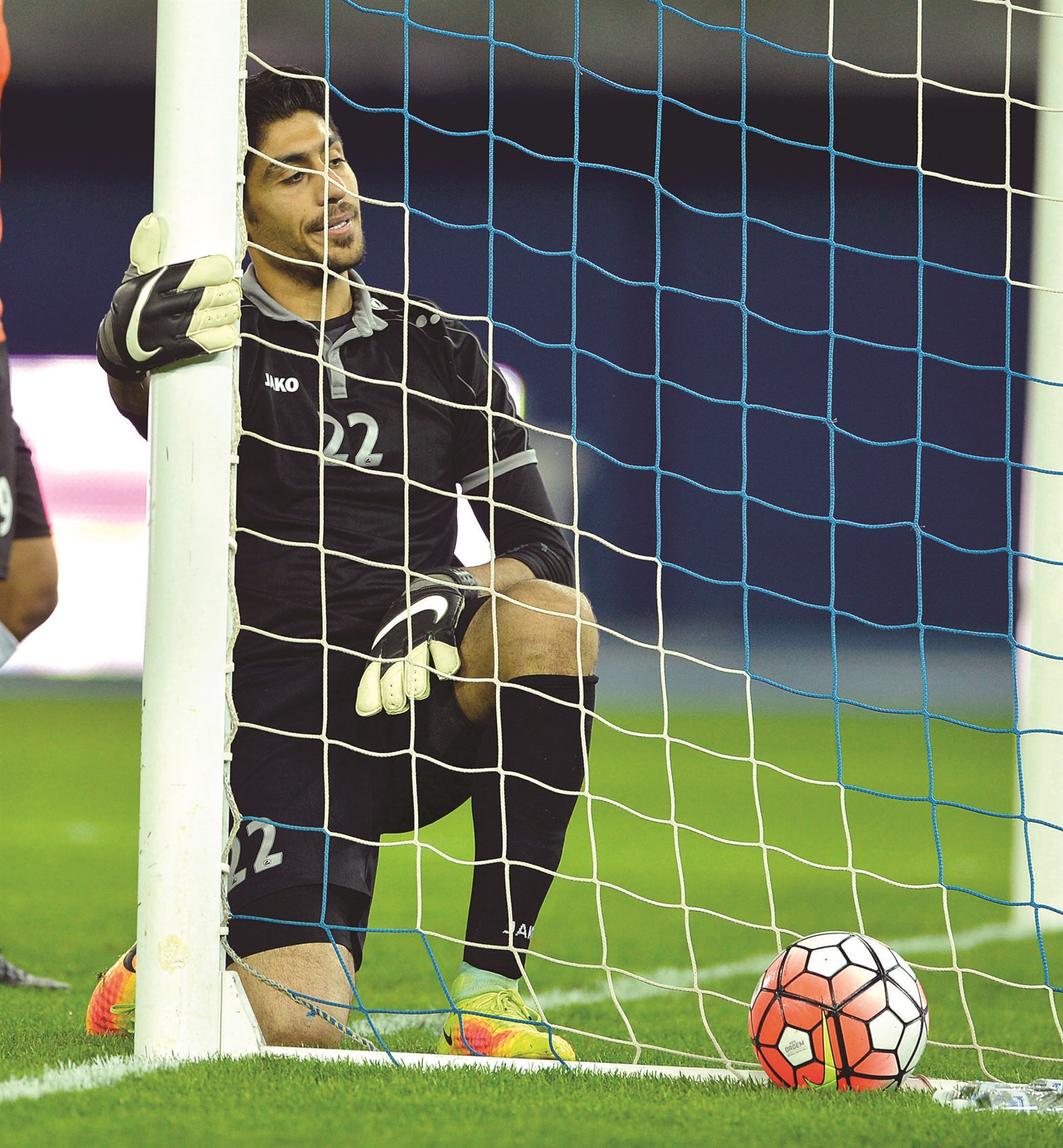 u062du0627u0631u0633 u0627u0644u0634u0628u0627u0628 u0645u062au062du0633u0631u0627u064b u0639u0644u0649 u0643u062bu0631u0629 u0627u0644u0623u0647u062fu0627u0641 u0627u0644u062au064a u0647u0632u0651u062a u0634u0628u0627u0643u0647 u0623u0645u0633 (u0627u0644u0623u0632u0631u0642 u062fu0648u062a u0643u0648u0645)