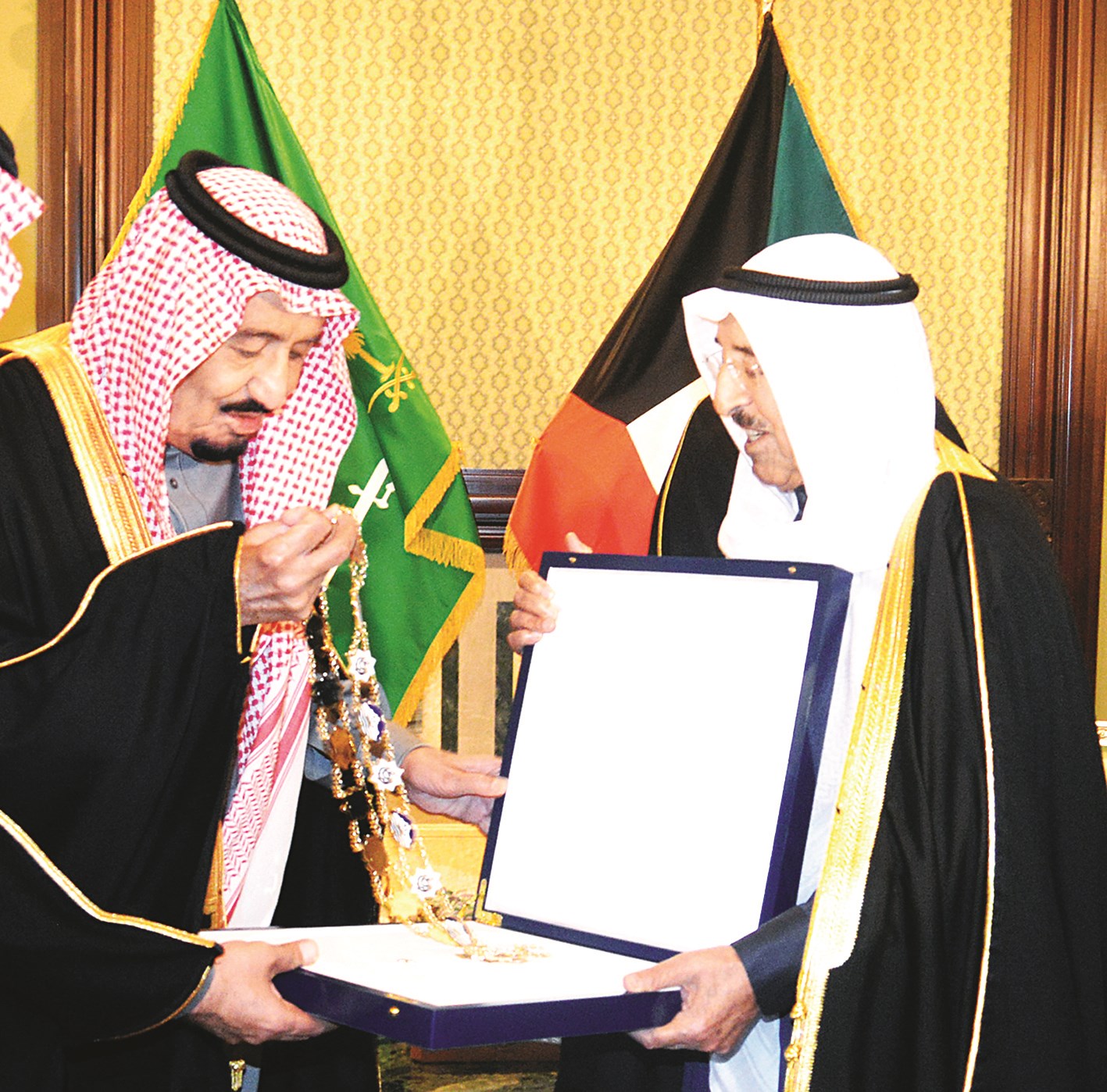 صاحب السمو يقلّد خادم الحرمين الشريفين قلادة مبارك الكبير