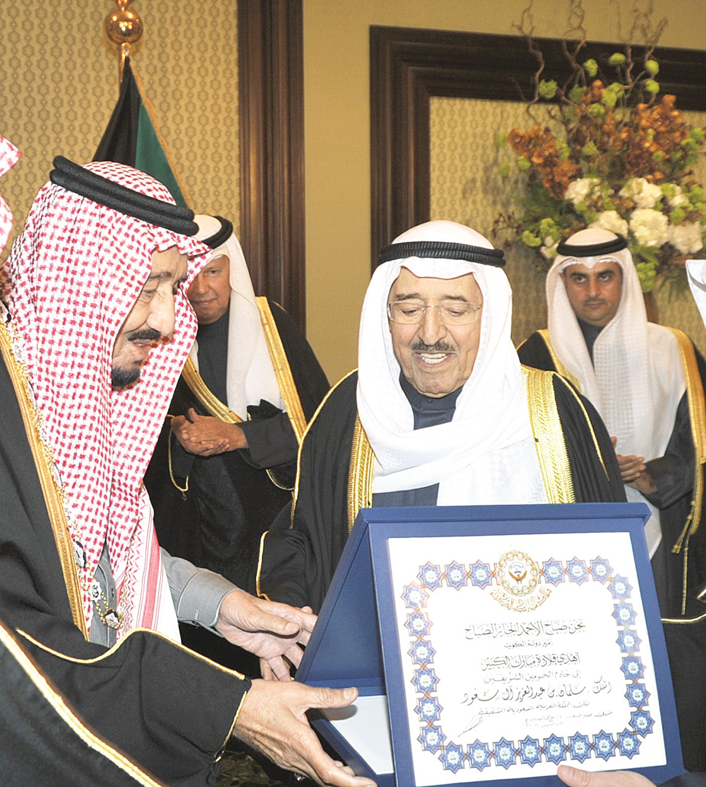 ... ويسلمه شهادة القلادة