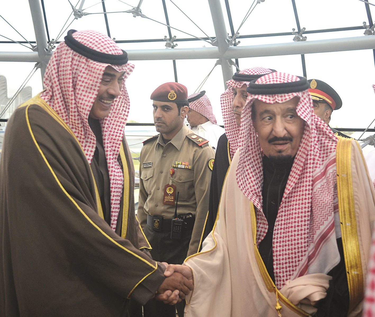 الملك سلمان مصافحاً صباح الخالد