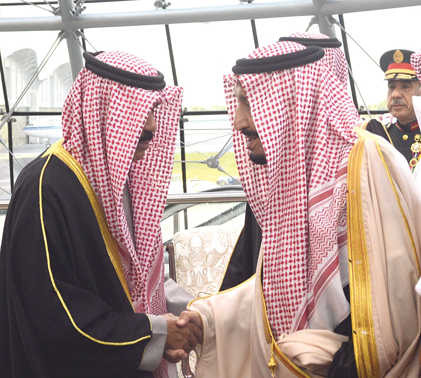 خادم الحرمين مصافحاً ولي العهد