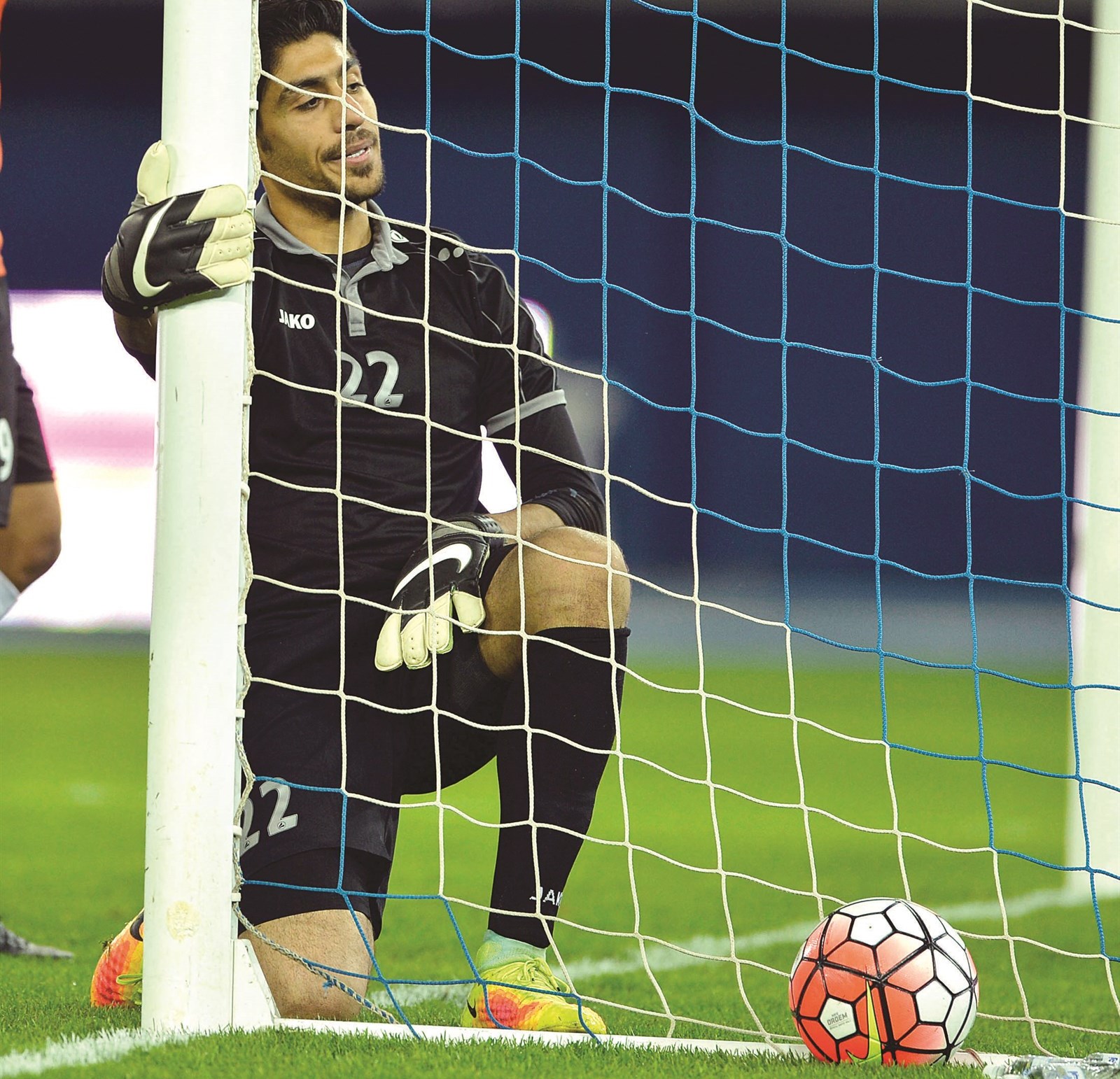 u062du0627u0631u0633 u0627u0644u0634u0628u0627u0628 u0645u062au062du0633u0631u0627u064b u0639u0644u0649 u0643u062bu0631u0629 u0627u0644u0623u0647u062fu0627u0641 u0627u0644u062au064a u0647u0632u0651u062a u0634u0628u0627u0643u0647 u0623u0645u0633 (u0627u0644u0623u0632u0631u0642 u062fu0648u062a u0643u0648u0645)