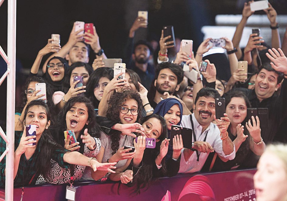 جمهور يلتقط الصور لنجمي فيلم «بيفكر»