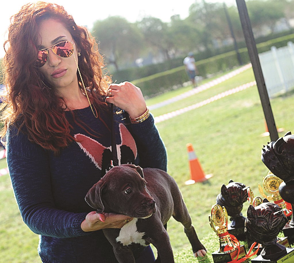 مشاركة مع كلبها