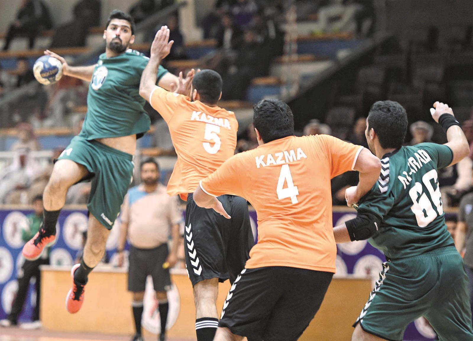 u0633u0644u0645u0627u0646 u0627u0644u0634u0645u0627u0644u064a u0645u0635u0648u0651u0628u0627u064b u0627u0644u0643u0631u0629 u0641u064a u0645u0648u0627u062cu0647u0629 u0644u0627u0639u0628u064a u0643u0627u0638u0645u0629 (u062au0635u0648u064au0631 u062cu0627u0633u0645 u0628u0627u0631u0648u0646)