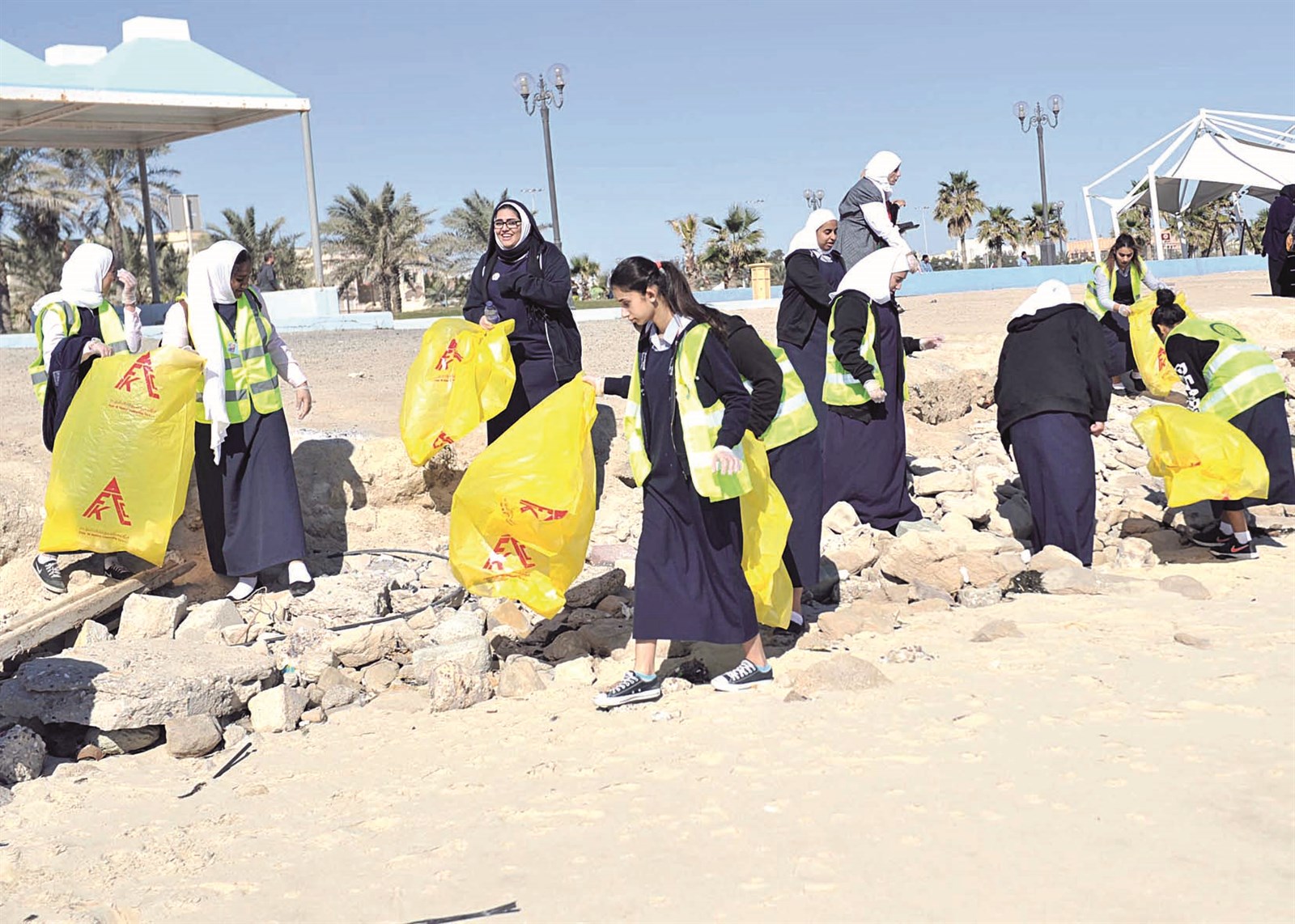 همة بنات سلوى نظفت شاطئ أنجفة