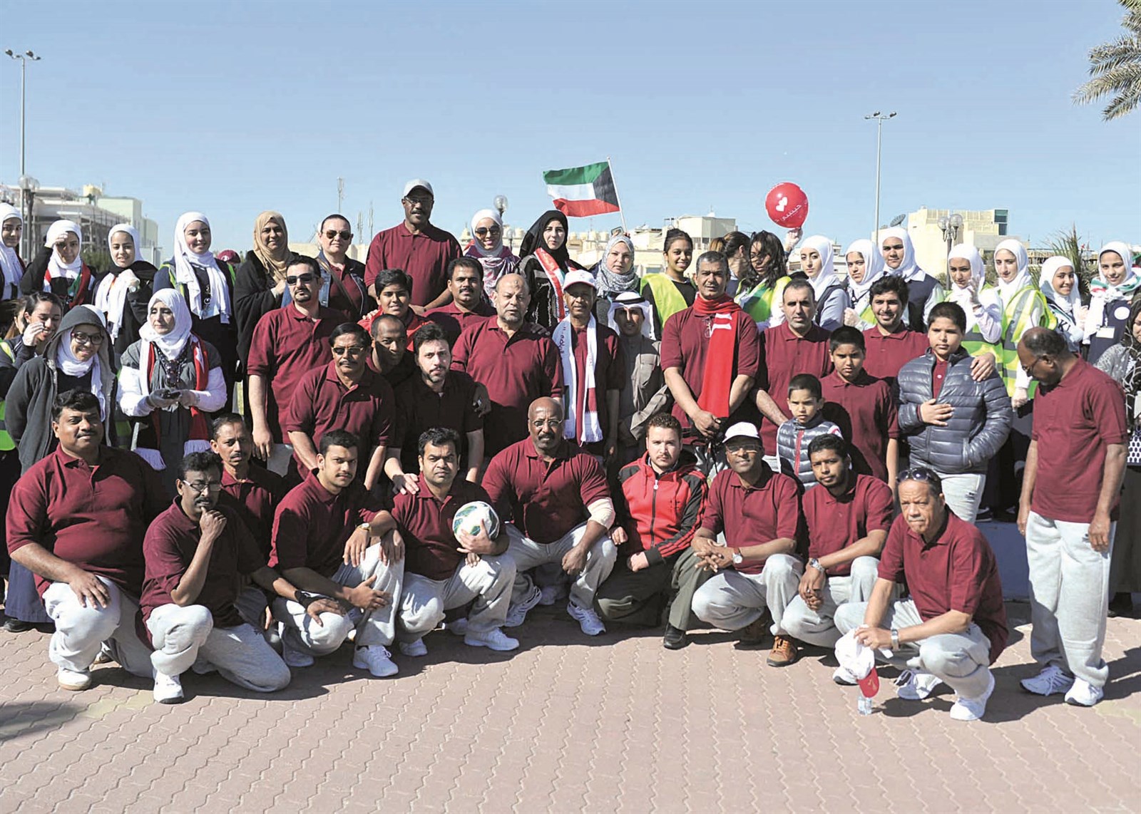 u0627u0644u0633u0641u064au0631 u0627u0644u0642u0637u0631u064a u0648u0645u0645u062bu0644 u0627u0644u0628u0644u062fu064au0629 u0645u0639 u0627u0644u0637u0627u0644u0628u0627u062a u0648u0627u0644u0623u0634u0642u0627u0621 u0627u0644u0642u0637u0631u064au064au0646  (u062au0635u0648u064au0631: u0633u0639u062f u0647u0646u062fu0627u0648u064a)