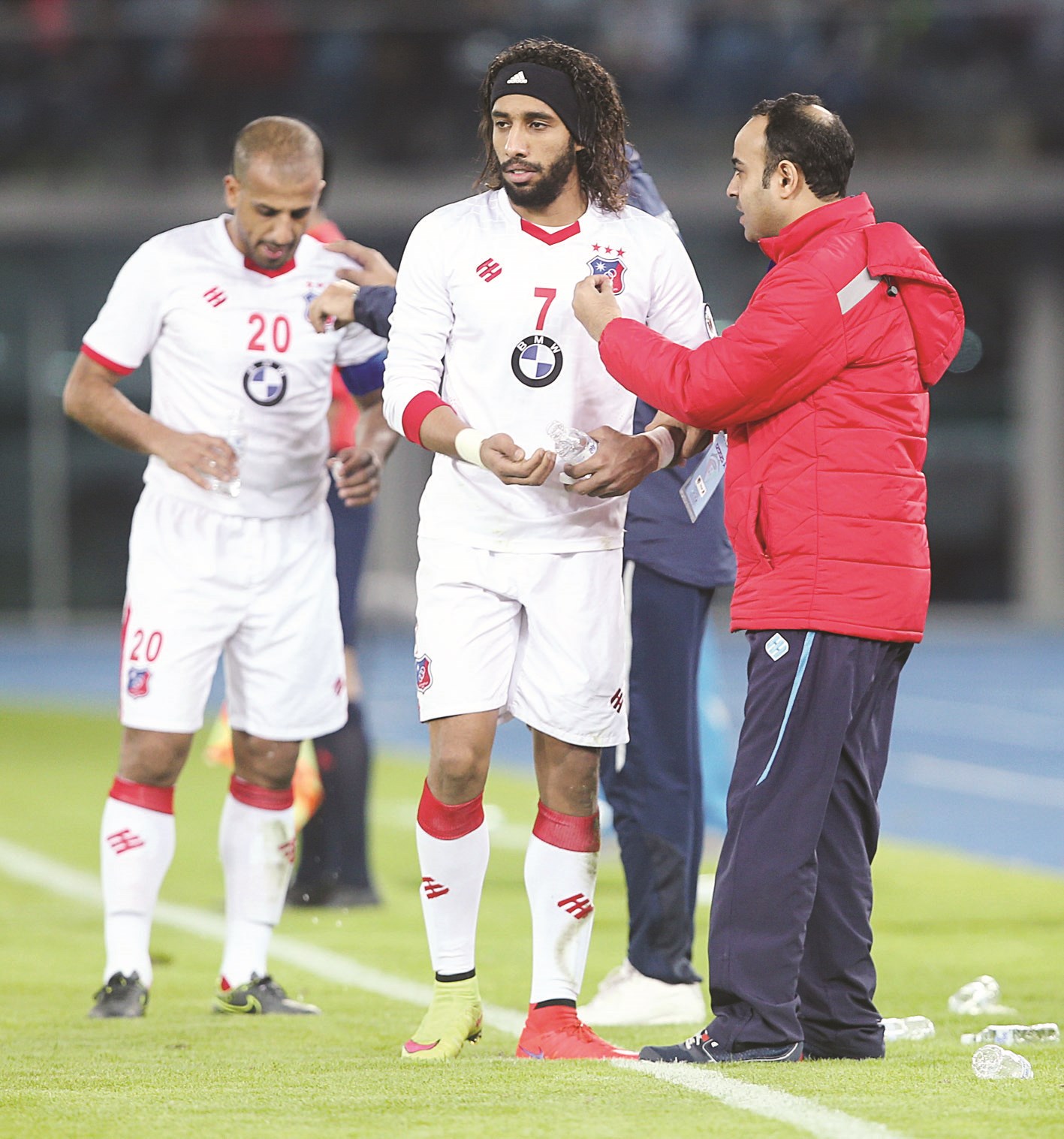 u0644u0627u0639u0628u0648 u00abu0627u0644u0643u0648u064au062au00bb u0645u0637u0627u0644u0628u0648u0646 u0628u0625u0631u0636u0627u0621 u0625u062fu0627u0631u062au0647u0645 u0648u062cu0645u0647u0648u0631u0647u0645 (u0627u0644u0623u0632u0631u0642 u062fu0648u062a u0643u0648u0645)