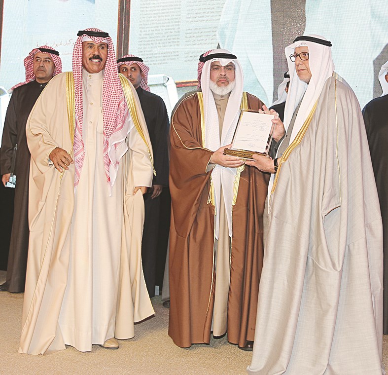 ... وتكريم قيادي سابق