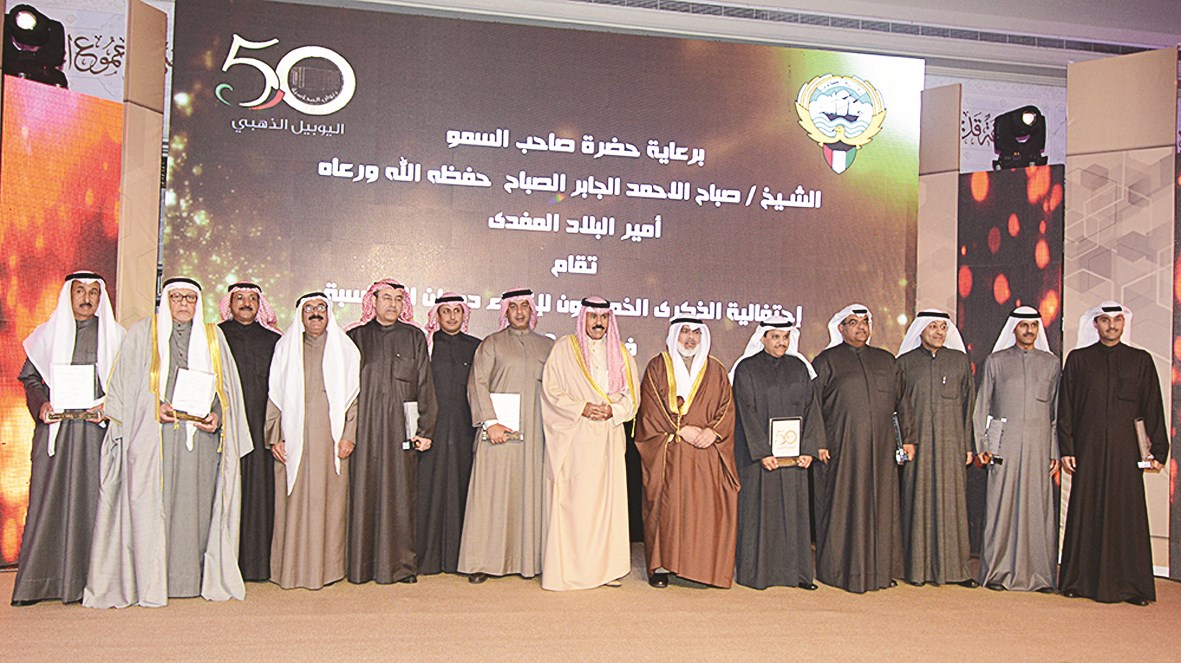 ممثل الأمير متوسطاً مسؤولي الديوان والمكرمين