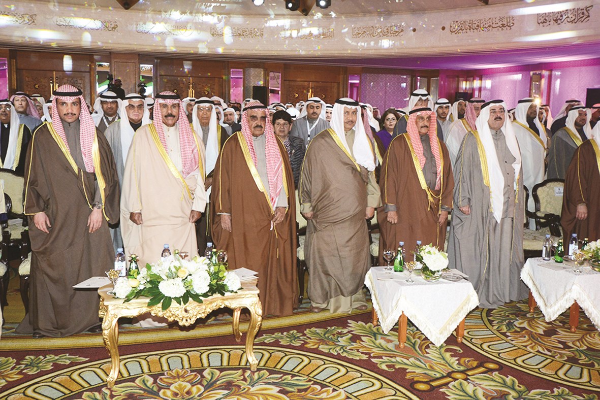 سموه متوسطاً مرزوق الغانم وفيصل السعود وجابر المبارك وإبراهيم الدعيج وأحمد الحمود