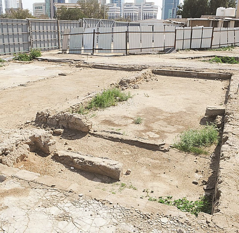 أطلال بيت قديم يتكون من ديوانية وغرفة وحوش