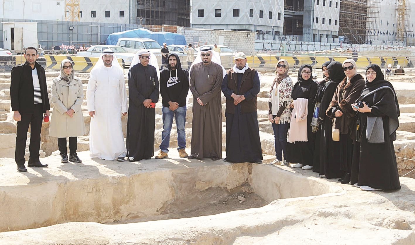 فريق عمل المجلس الوطني للثقافة مع الزميل ناصر الفرحان