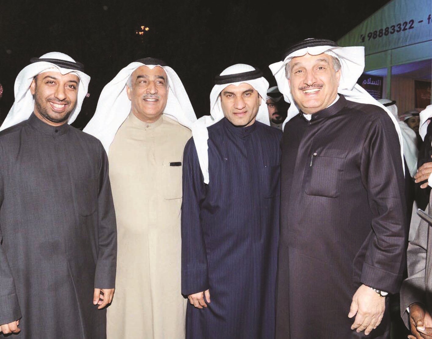 النائب كامل العوضي والمرشح الكندري وبعض الحضور