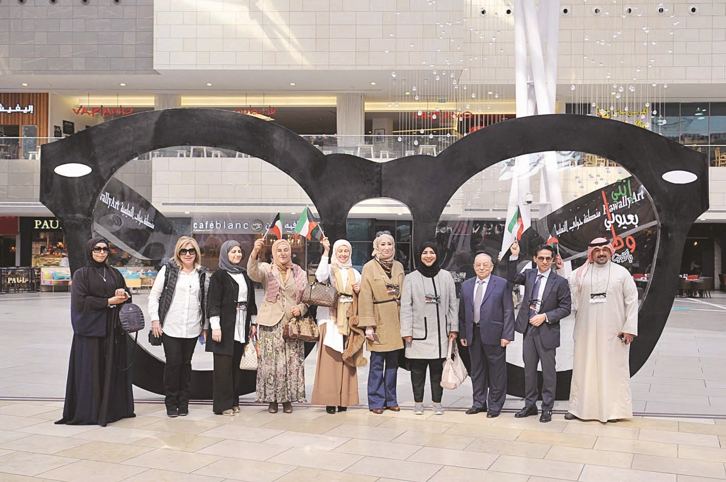 منظمو الفعالية أمام شعار المعرض