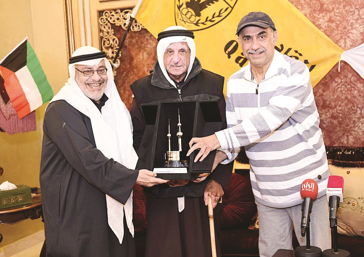 جاسم يعقوب متسلّماً هدية تذكارية من يوسف الفارس بحضور عبدالمحسن الفارس (تصوير جاسم بارون)