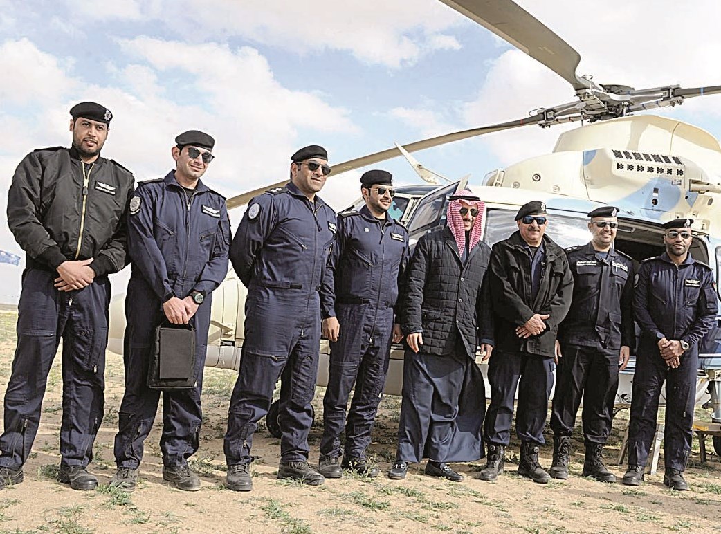 الغانم متوسطا طاقم المروحية وعددا من ضباط الوزارة