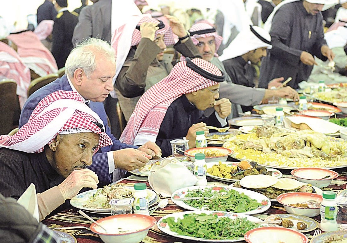 الوزير العيسى مع عدد من المدعوين على المأدبة