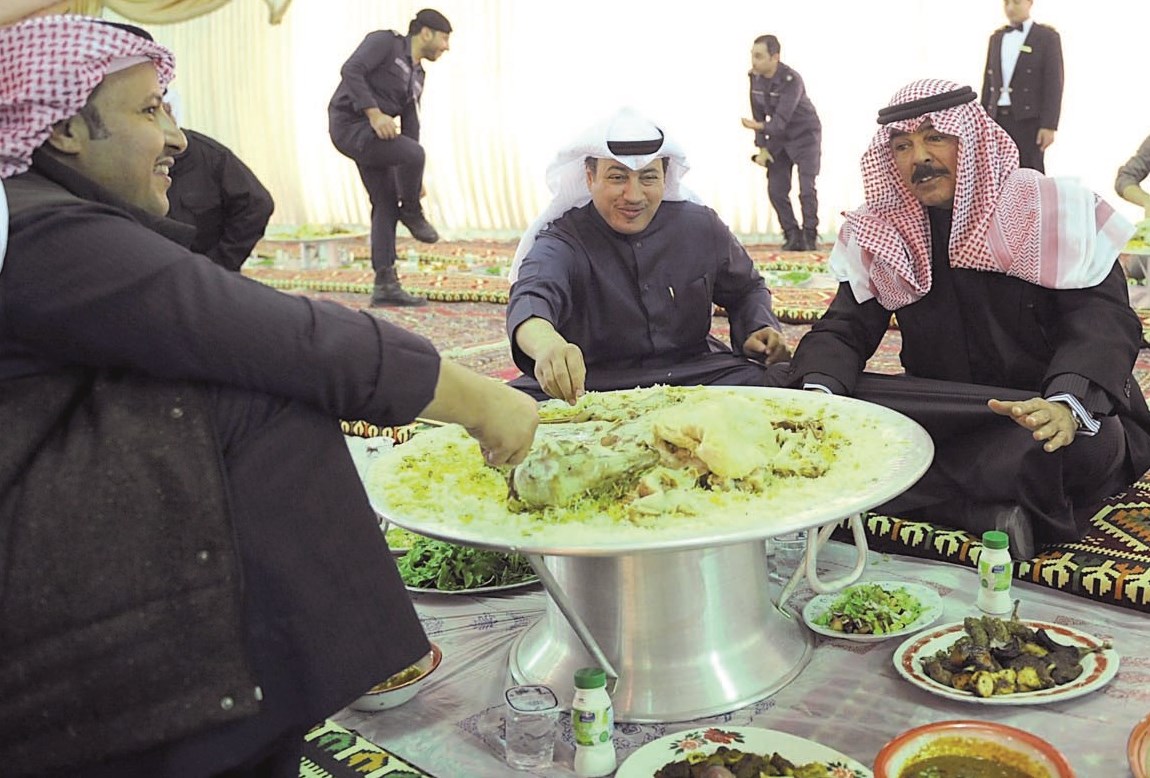 الخالد وعسكر إلى مأدبة الغداء