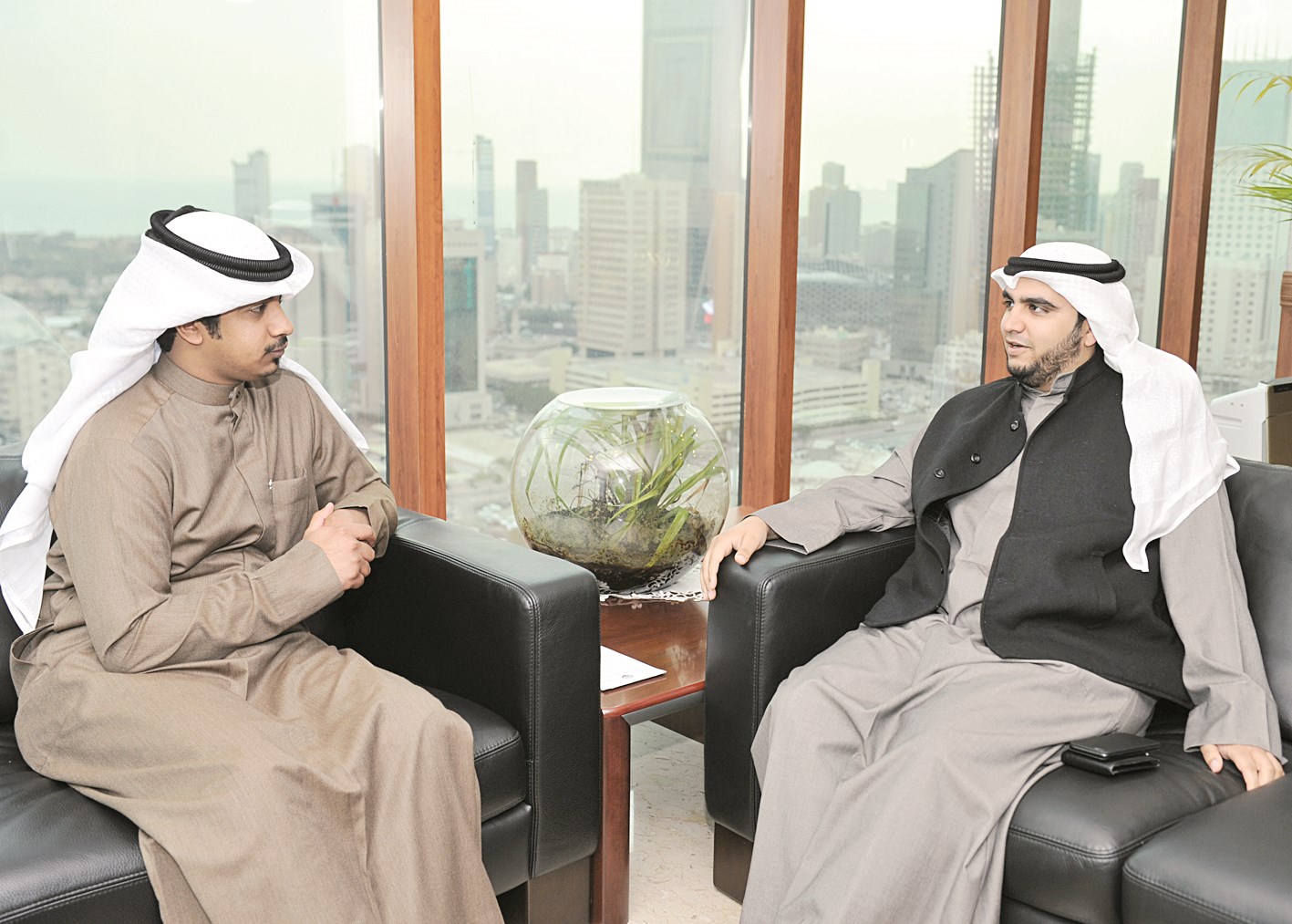 الحمد متحدثاً للزميل ناصر المحيسن (تصوير سعد هنداوي)