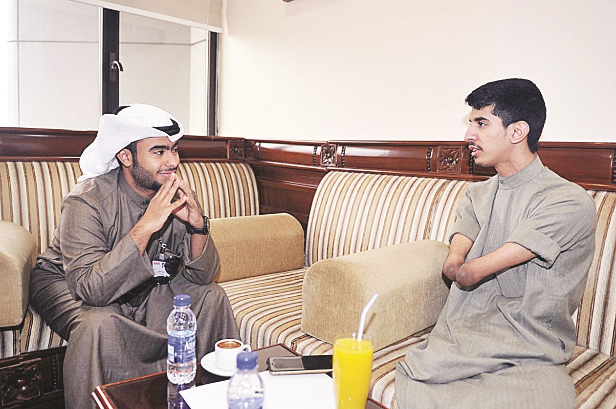 عبدالرحمن يتحدث للزميل مبارك الميع (تصوير أسعد عبدالله)