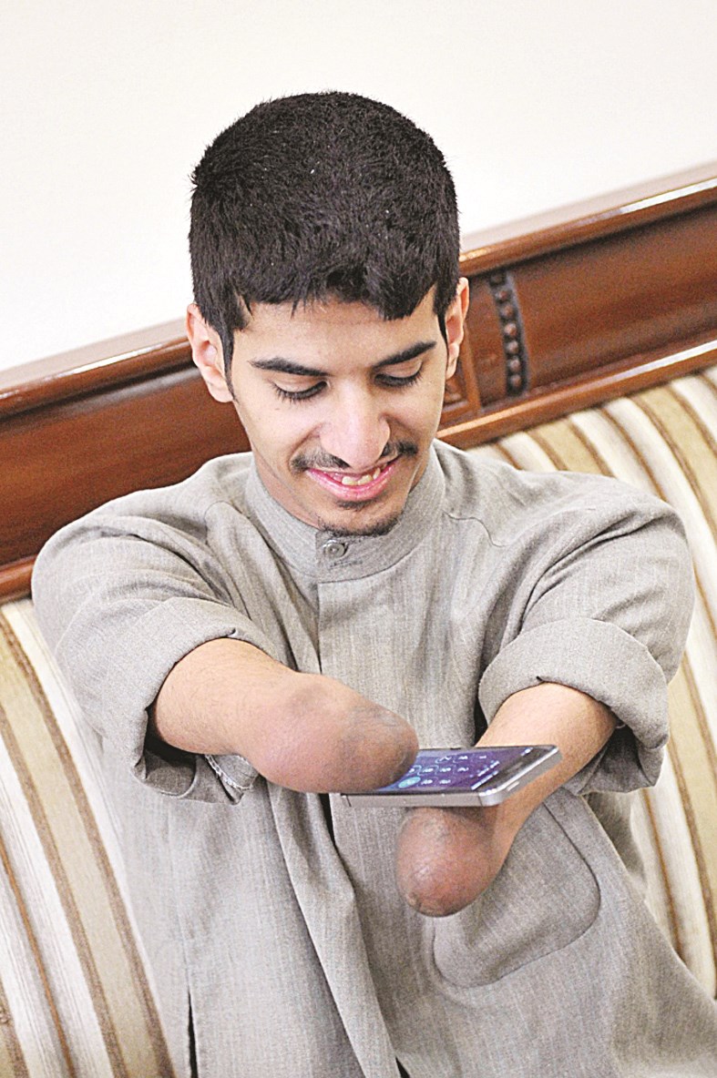 عبدالرحمن يضغط على أرقام الهاتف ليتصل