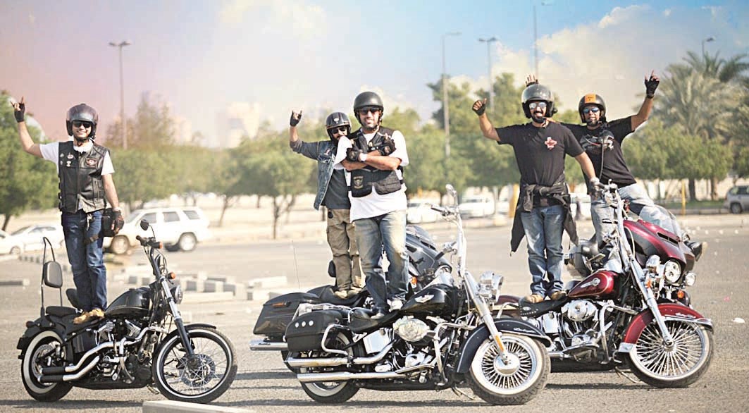 شباب يعرضون مهاراتهم