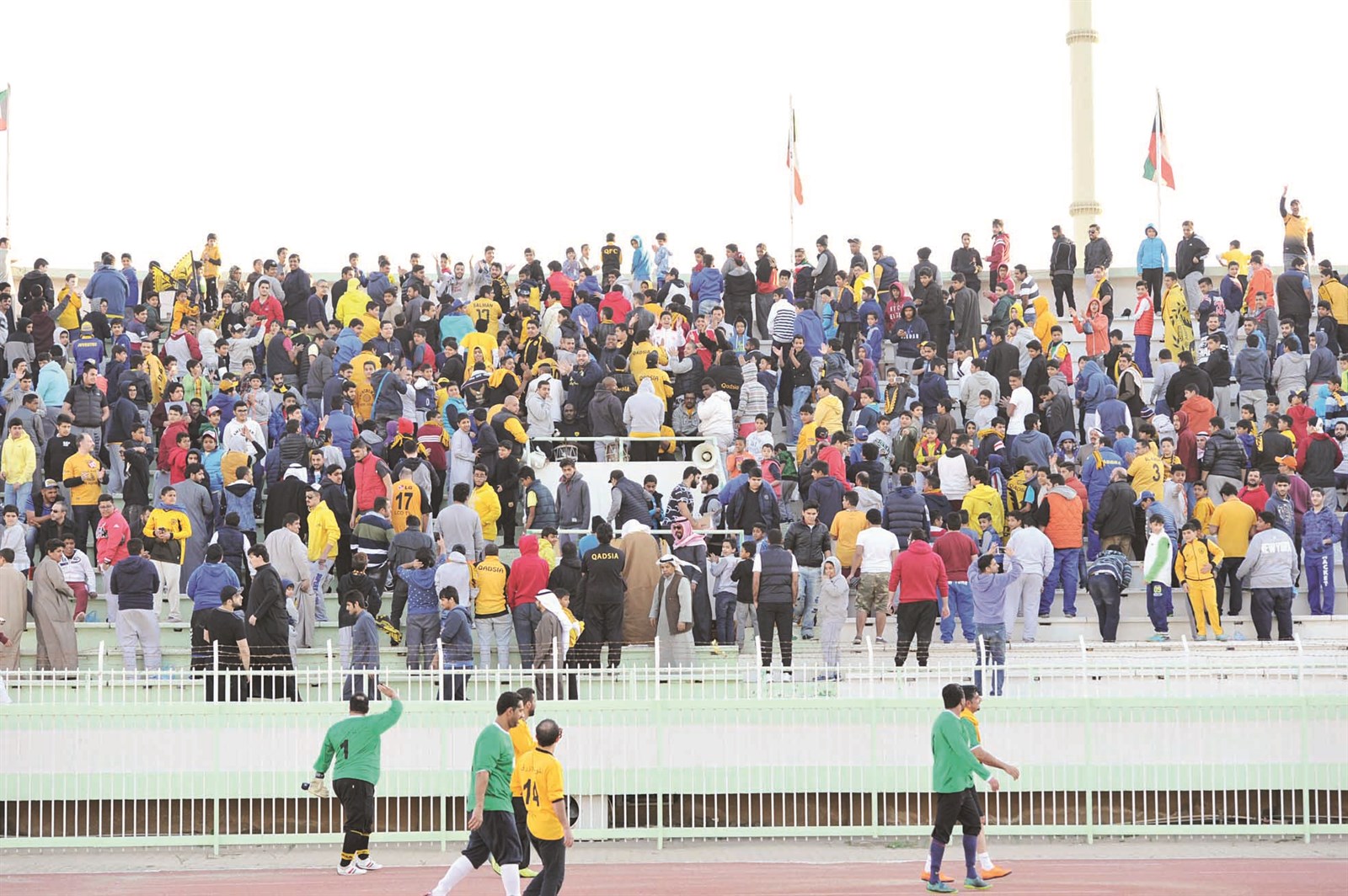 مجموعة من الفنانين يحيّون جماهير «الأصفر» الغاضبة! (تصوير جاسم بارون)