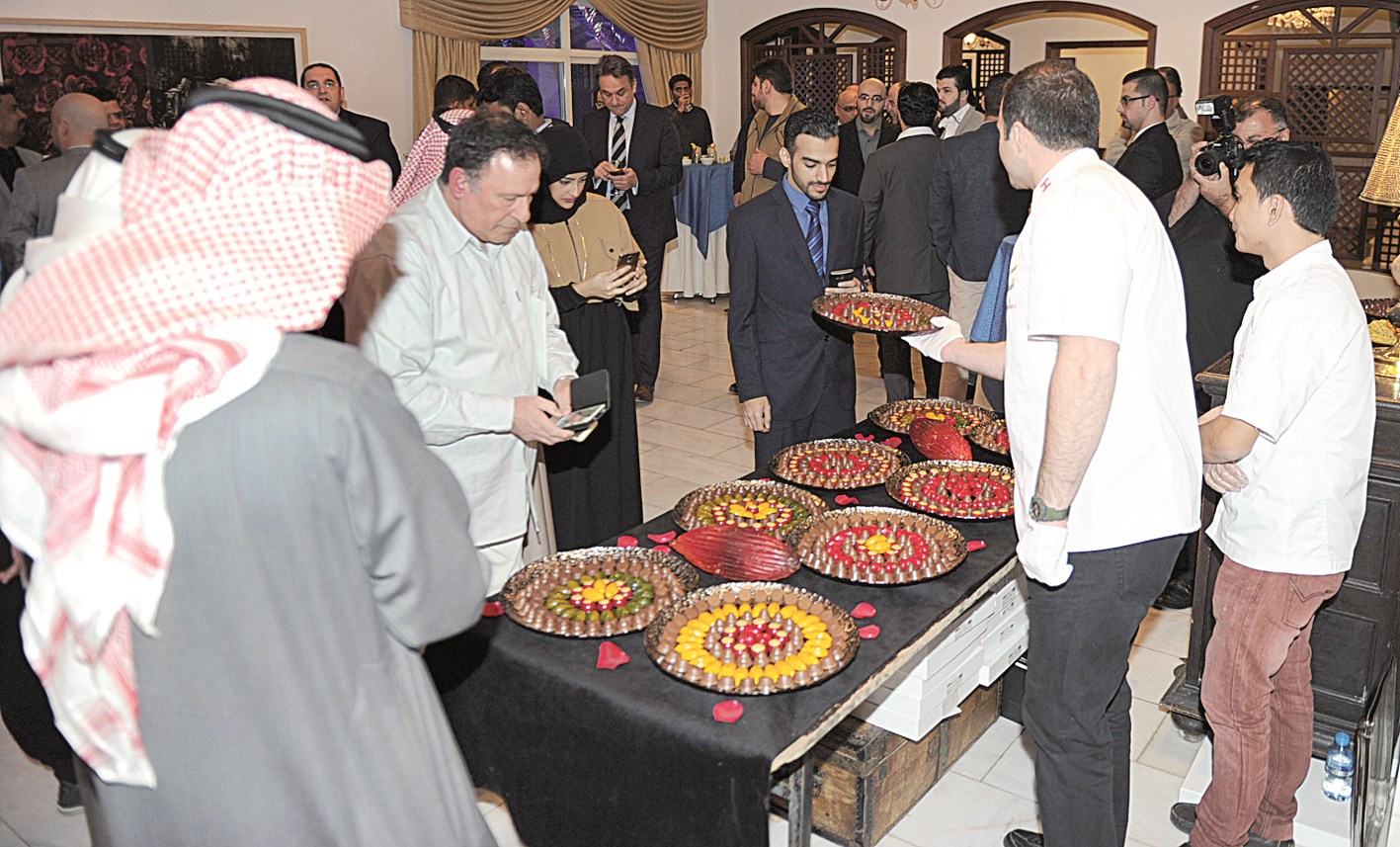 ضيوف الحفل يتذوقون الشوكولاتة البلجيكية