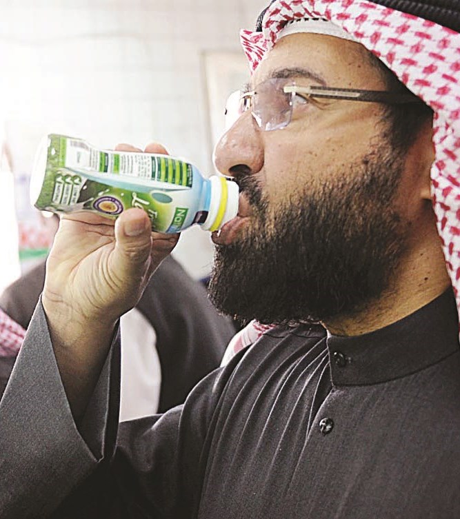 u0627u0644u0639u0645u064au0631 u064au062au0630u0648u0642 u0627u0644u0644u0628u0646 u0623u0645u0633 u0641u064a u0625u062du062fu0649 u0627u0644u0645u0632u0627u0631u0639 (u062au0635u0648u064au0631 u0646u0627u064au0641 u0627u0644u0639u0642u0644u0629)