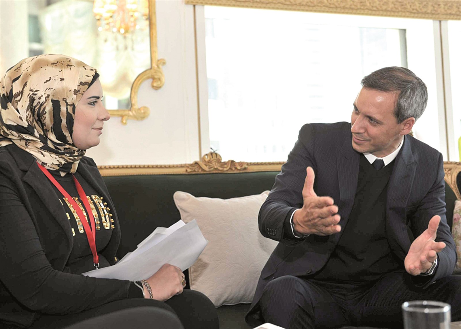 دو بانافيو متحدثاً للزميلة رشا فكري (تصوير سعد هنداوي)